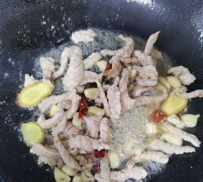 早晨来一碗海带炒肉，大人小孩都爱吃