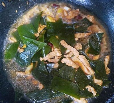 早晨来一碗海带炒肉，大人小孩都爱吃