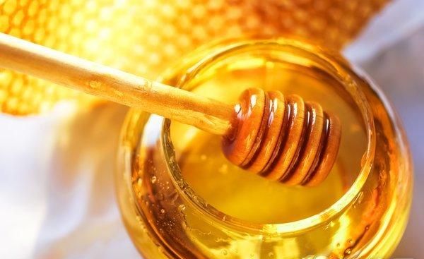 牛津大学研究：用蜂蜜治疗咳嗽和感冒，比抗生素更管用