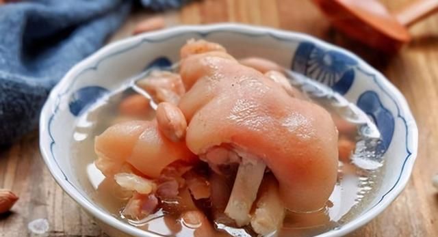 猪蹄汤怎么炖下奶，催奶猪蹄花生汤做法 连喝三天就见效