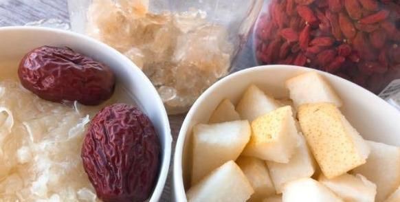 冰糖雪梨银耳汤，送给你最爱的她，清热止咳、滋阴润肺的