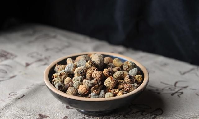 讲一味补肝益肾之圣药——杜仲，杜字从土，仲者中也，土中之精也