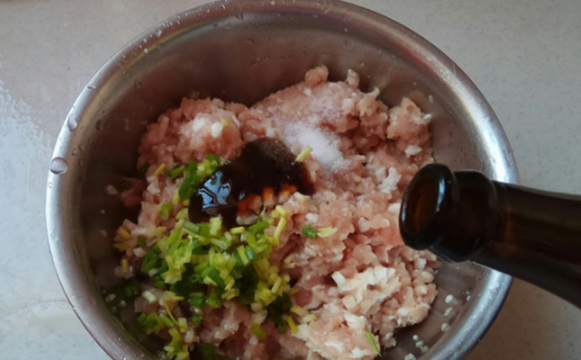 正月十五，自己在家做元宵，比外面买的还好吃，皮薄馅大简单好吃