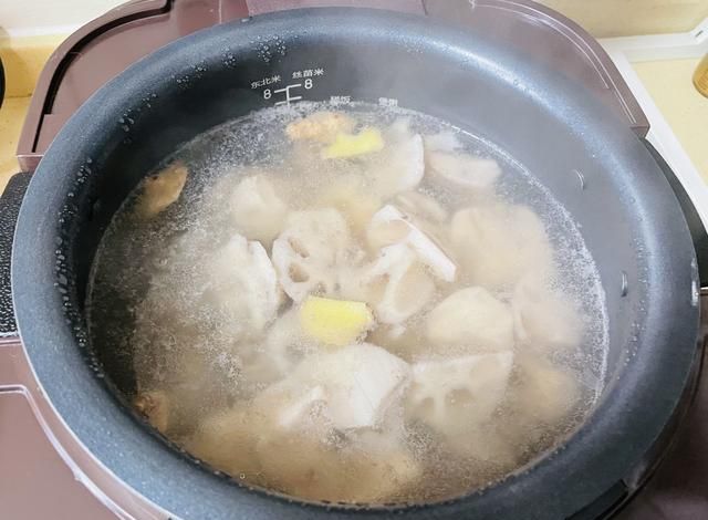 给自己煲上一锅「排骨炖藕」，降糖、降脂、美容养颜