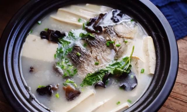 鲫鱼豆腐汤，100%炖出奶白色，汤鲜肉嫩祛湿气，最适合夏天喝
