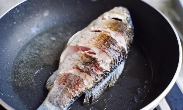 鲫鱼豆腐汤，100%炖出奶白色，汤鲜肉嫩祛湿气，最适合夏天喝