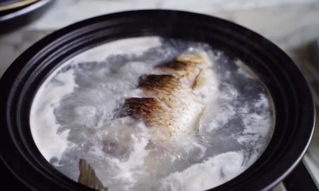 鲫鱼豆腐汤，100%炖出奶白色，汤鲜肉嫩祛湿气，最适合夏天喝