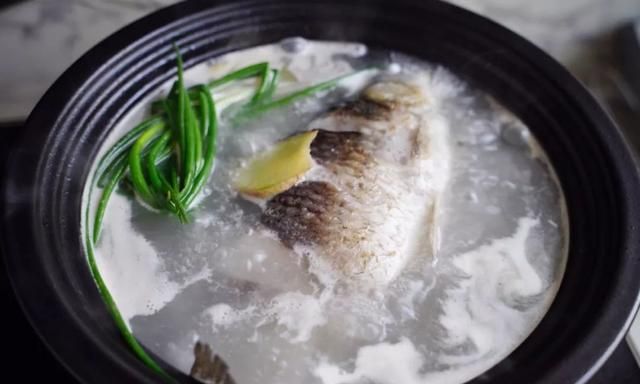 鲫鱼豆腐汤，100%炖出奶白色，汤鲜肉嫩祛湿气，最适合夏天喝