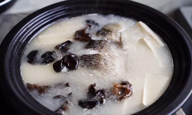 鲫鱼豆腐汤，100%炖出奶白色，汤鲜肉嫩祛湿气，最适合夏天喝