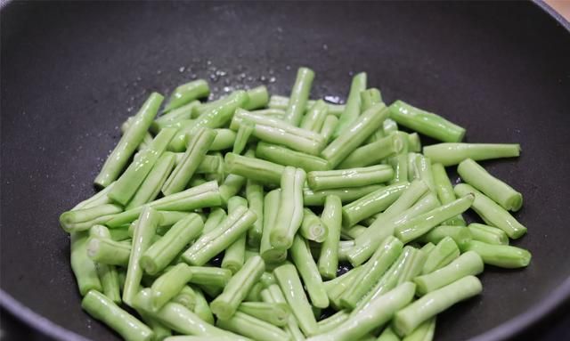 炒豆角，如何做的和饭店一样好吃？记住窍门，豆角入味，味道香
