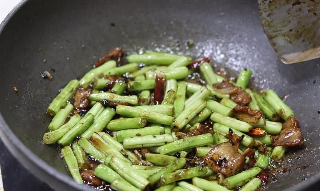 炒豆角，如何做的和饭店一样好吃？记住窍门，豆角入味，味道香