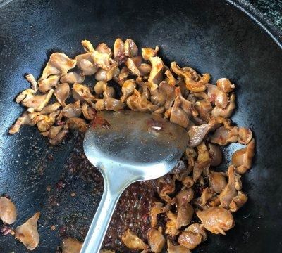 辣炒鸡胗一天不吃就馋，几块钱一斤，特美味