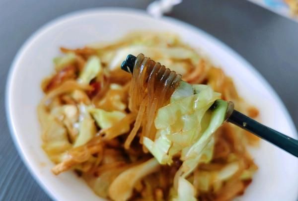 不坨不沾锅的包菜炒粉条，好吃下饭