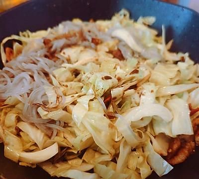 不坨不沾锅的包菜炒粉条，好吃下饭
