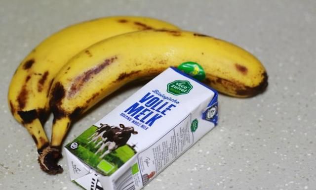 1分钟就做好的香蕉奶昔，健康又美味，孩子喝了补钙，还有助消化