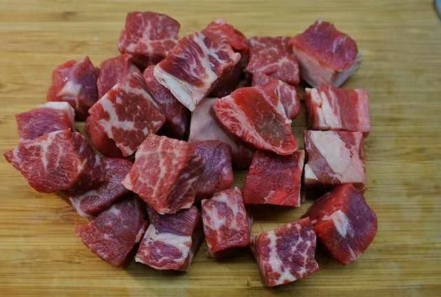 牛肉与铁板的结合，居然能散发出如此美妙的味道，来试试铁板牛肉