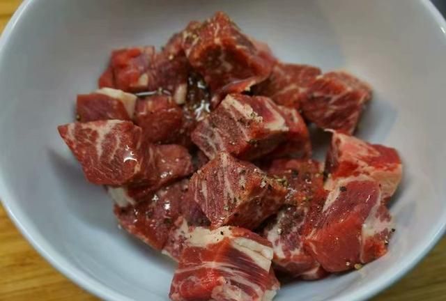 牛肉与铁板的结合，居然能散发出如此美妙的味道，来试试铁板牛肉