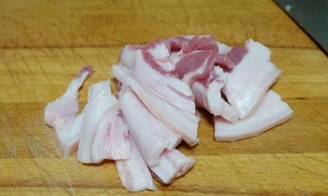 东北酸菜这做法好，四种食材炖一锅，吃到肚里暖暖的，冬天最爱
