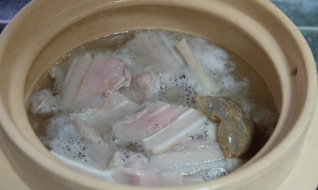 东北酸菜这做法好，四种食材炖一锅，吃到肚里暖暖的，冬天最爱