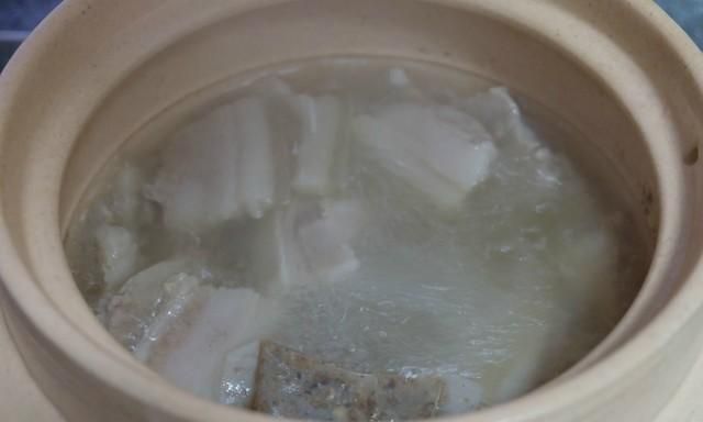东北酸菜这做法好，四种食材炖一锅，吃到肚里暖暖的，冬天最爱