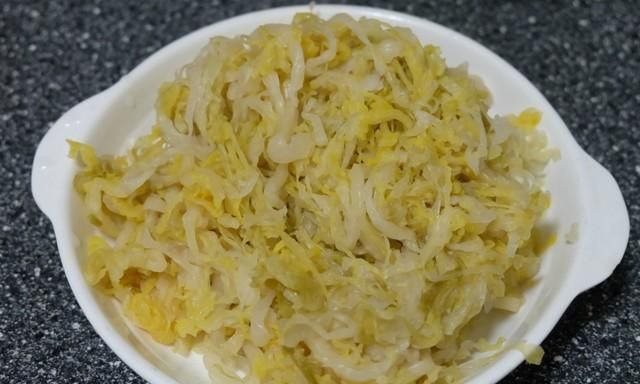 东北酸菜这做法好，四种食材炖一锅，吃到肚里暖暖的，冬天最爱