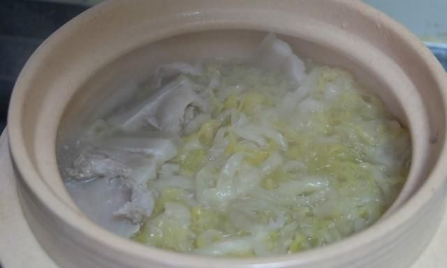 东北酸菜这做法好，四种食材炖一锅，吃到肚里暖暖的，冬天最爱