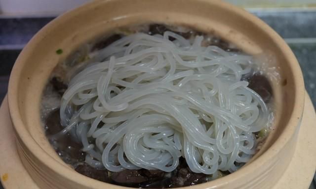 东北酸菜这做法好，四种食材炖一锅，吃到肚里暖暖的，冬天最爱