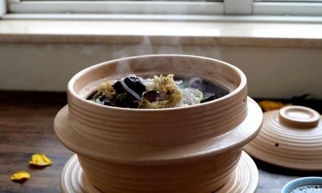 东北酸菜这做法好，四种食材炖一锅，吃到肚里暖暖的，冬天最爱