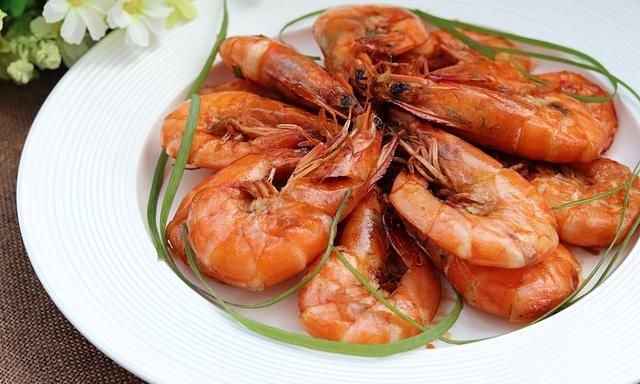 红烧大虾家常做法，虾肉鲜嫩，滋味鲜美，营养又美味