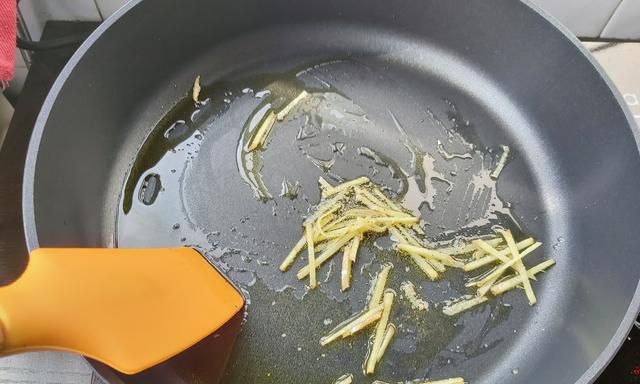 红烧大虾家常做法，虾肉鲜嫩，滋味鲜美，营养又美味