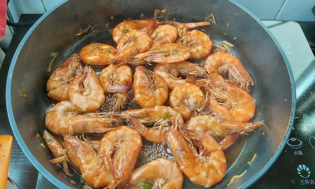 红烧大虾家常做法，虾肉鲜嫩，滋味鲜美，营养又美味
