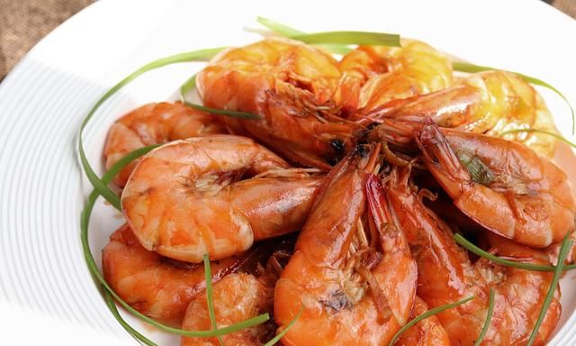 红烧大虾家常做法，虾肉鲜嫩，滋味鲜美，营养又美味