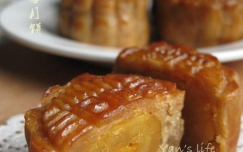 蛋黄莲蓉月饼(蛋黄莲蓉月饼文案)