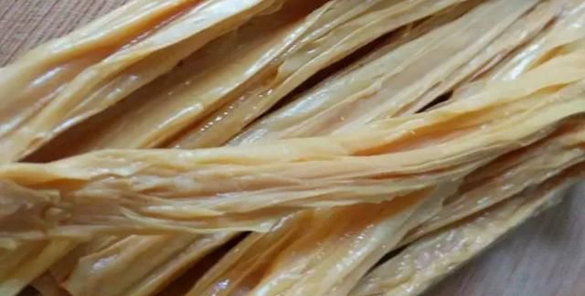 腐竹炒肉怎么做好吃？腐竹过油很重要，做出来的腐竹香软入味