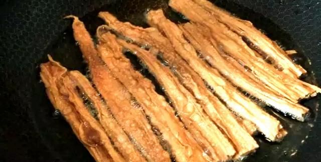 腐竹炒肉怎么做好吃？腐竹过油很重要，做出来的腐竹香软入味