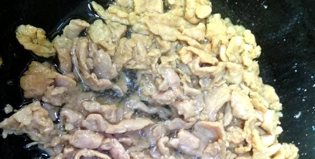 腐竹炒肉怎么做好吃？腐竹过油很重要，做出来的腐竹香软入味