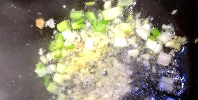 腐竹炒肉怎么做好吃？腐竹过油很重要，做出来的腐竹香软入味