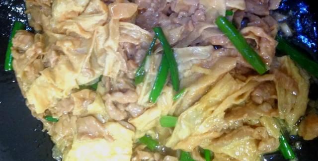 腐竹炒肉怎么做好吃？腐竹过油很重要，做出来的腐竹香软入味