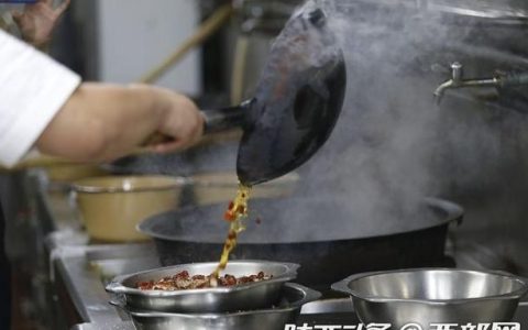 高温下的坚守者厨师,致敬高温一线的厨师