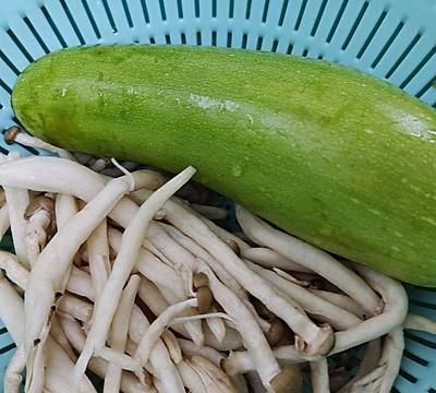 #暖冬酱在手，嗨吃部队锅#韩式泡菜肥牛锅