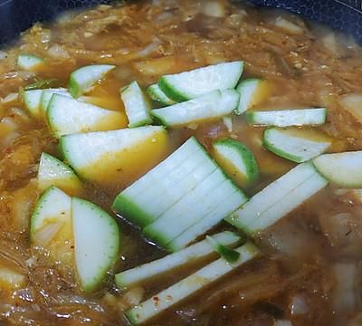 #暖冬酱在手，嗨吃部队锅#韩式泡菜肥牛锅