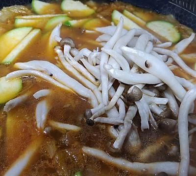 #暖冬酱在手，嗨吃部队锅#韩式泡菜肥牛锅