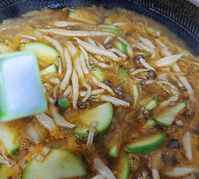 #暖冬酱在手，嗨吃部队锅#韩式泡菜肥牛锅