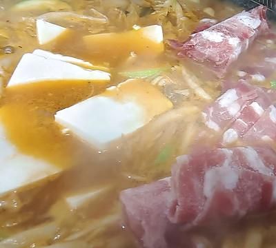 #暖冬酱在手，嗨吃部队锅#韩式泡菜肥牛锅