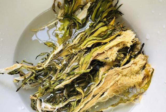 秋天汤水要多喝，霸王花猪骨汤正合适，甘甜美味多喝不腻，收藏先