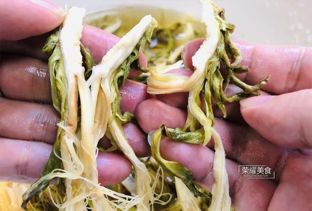 秋天汤水要多喝，霸王花猪骨汤正合适，甘甜美味多喝不腻，收藏先