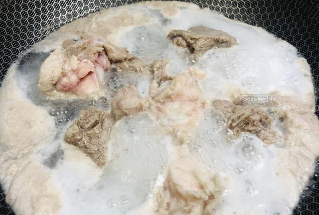 秋天汤水要多喝，霸王花猪骨汤正合适，甘甜美味多喝不腻，收藏先