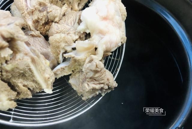 秋天汤水要多喝，霸王花猪骨汤正合适，甘甜美味多喝不腻，收藏先