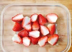 冰冻草莓怎么加工的?谁知道的,买的现成冰冻草莓怎么弄图1