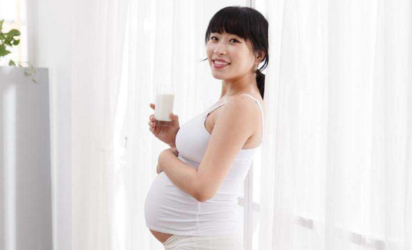 医生透露：孕期牛奶不能乱喝，这3个时间点很重要，对宝宝有好处